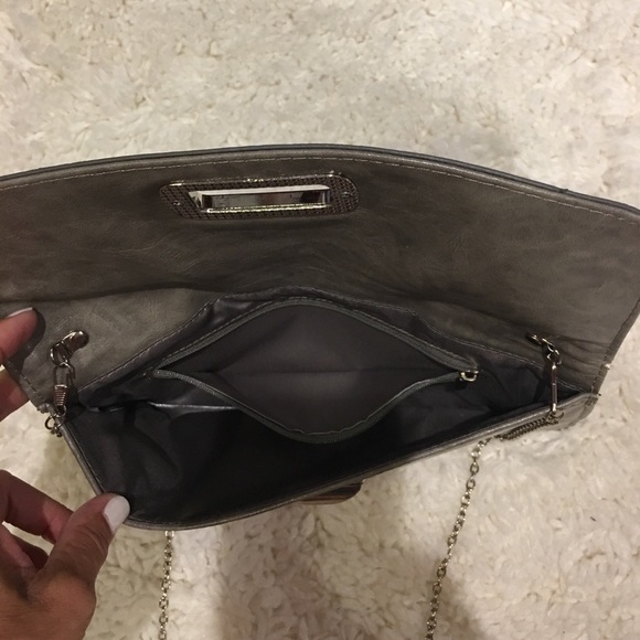 Gray clutch with attached chain - Picture 3 of 3